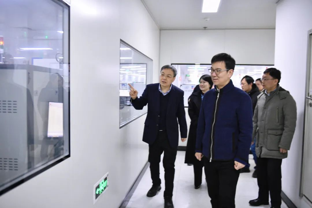 滨江区委书记章登峰走访慰问天游ty8线路检测中心微春节坚守岗位的一线干部职工